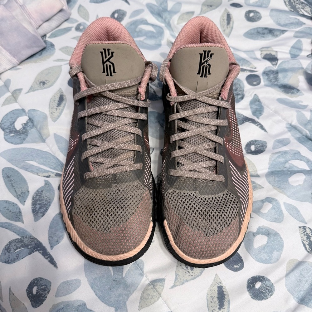 Nike Kyrie Flytrap V
Moon Fossil Pink Gaze 7.5